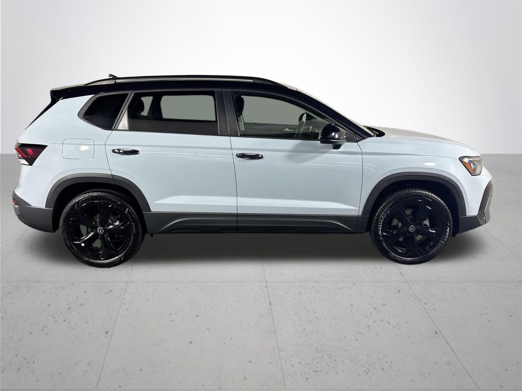 2025 Volkswagen Taos SE photo 4