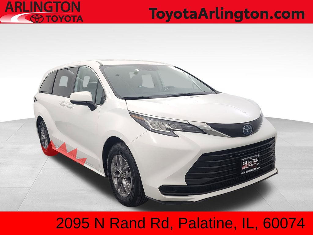 2022 Toyota Sienna LE's photo