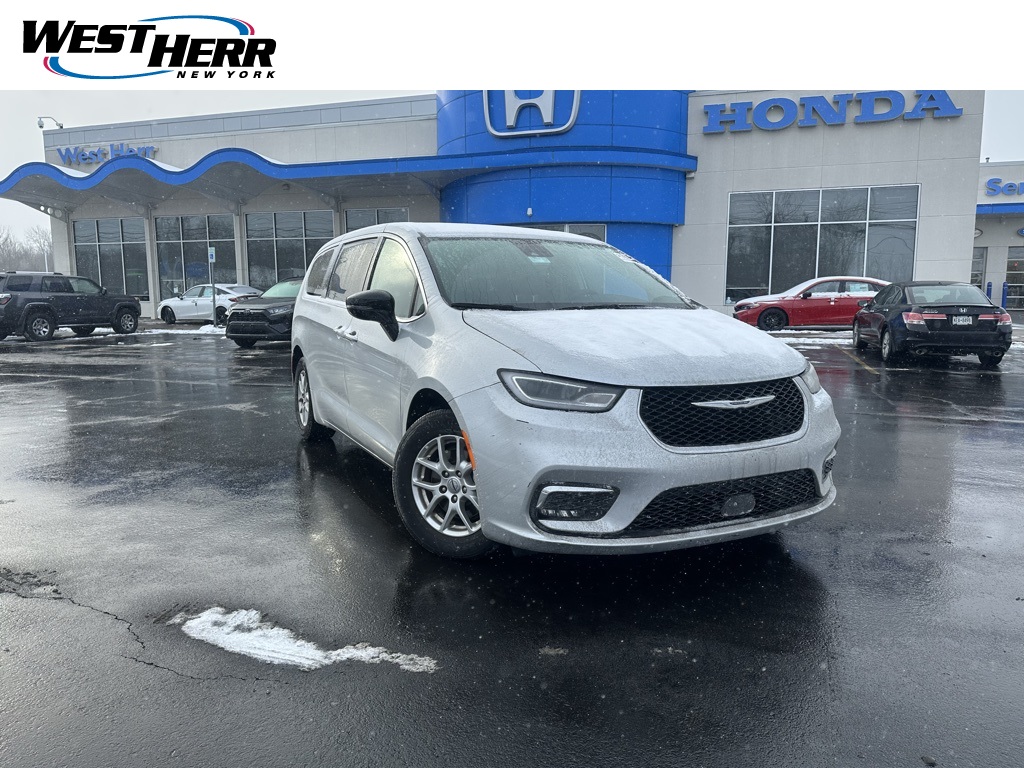 2024 Chrysler Pacifica Touring L's photo