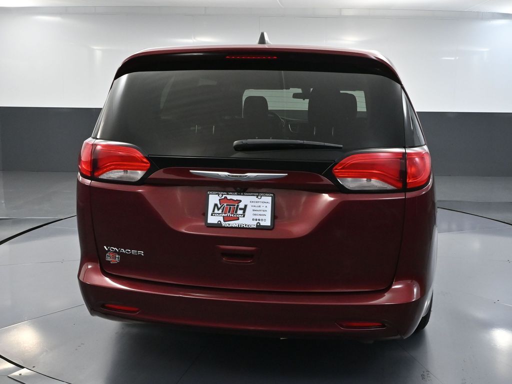 2021 Chrysler Voyager LX photo 4