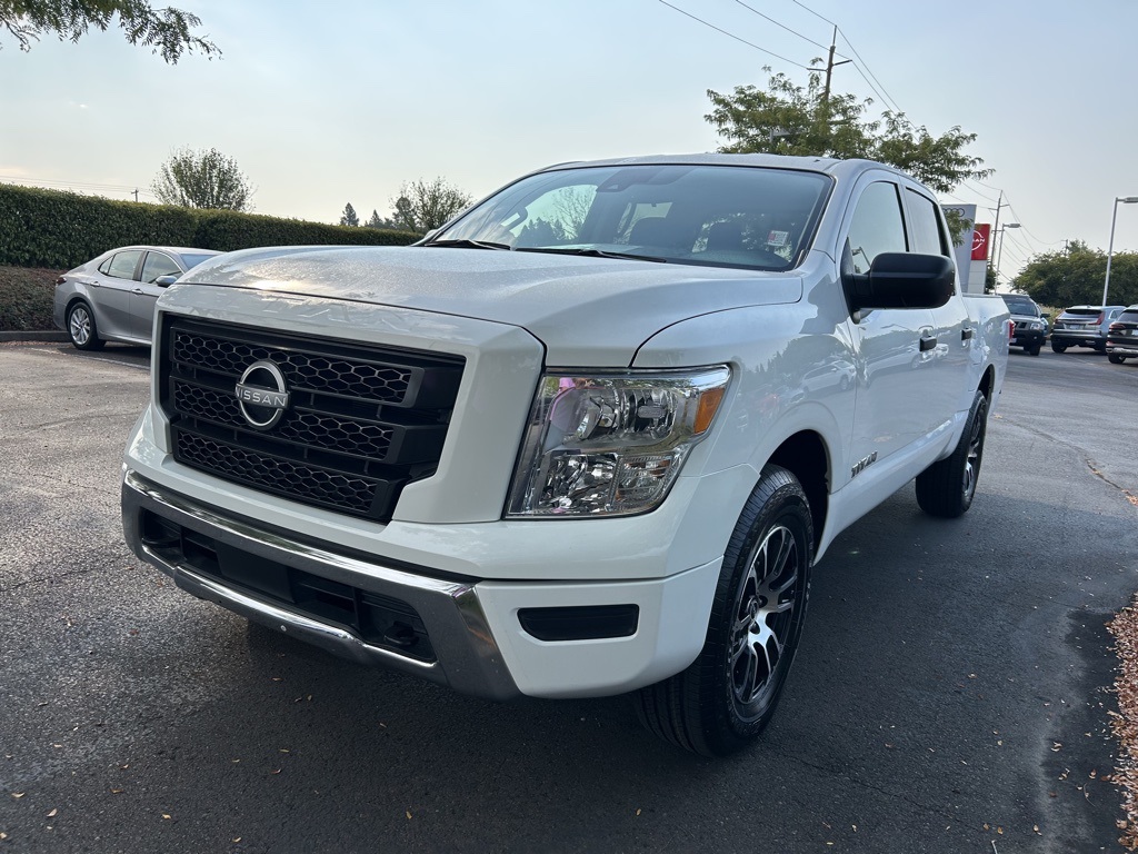 2023 Nissan Titan SV photo 3