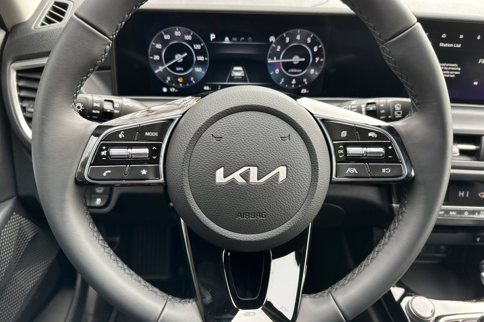 2025 Kia Seltos EX photo 18