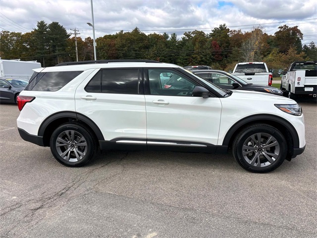 2025 Ford Explorer photo 2