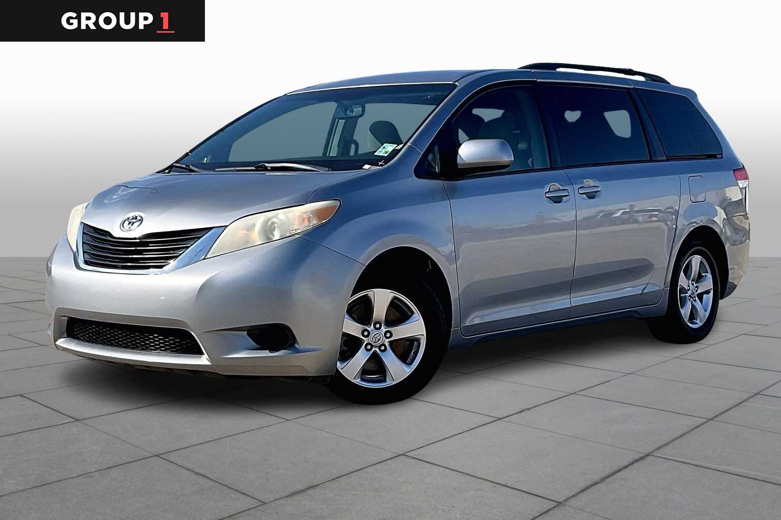 2013 Toyota Sienna LE's photo