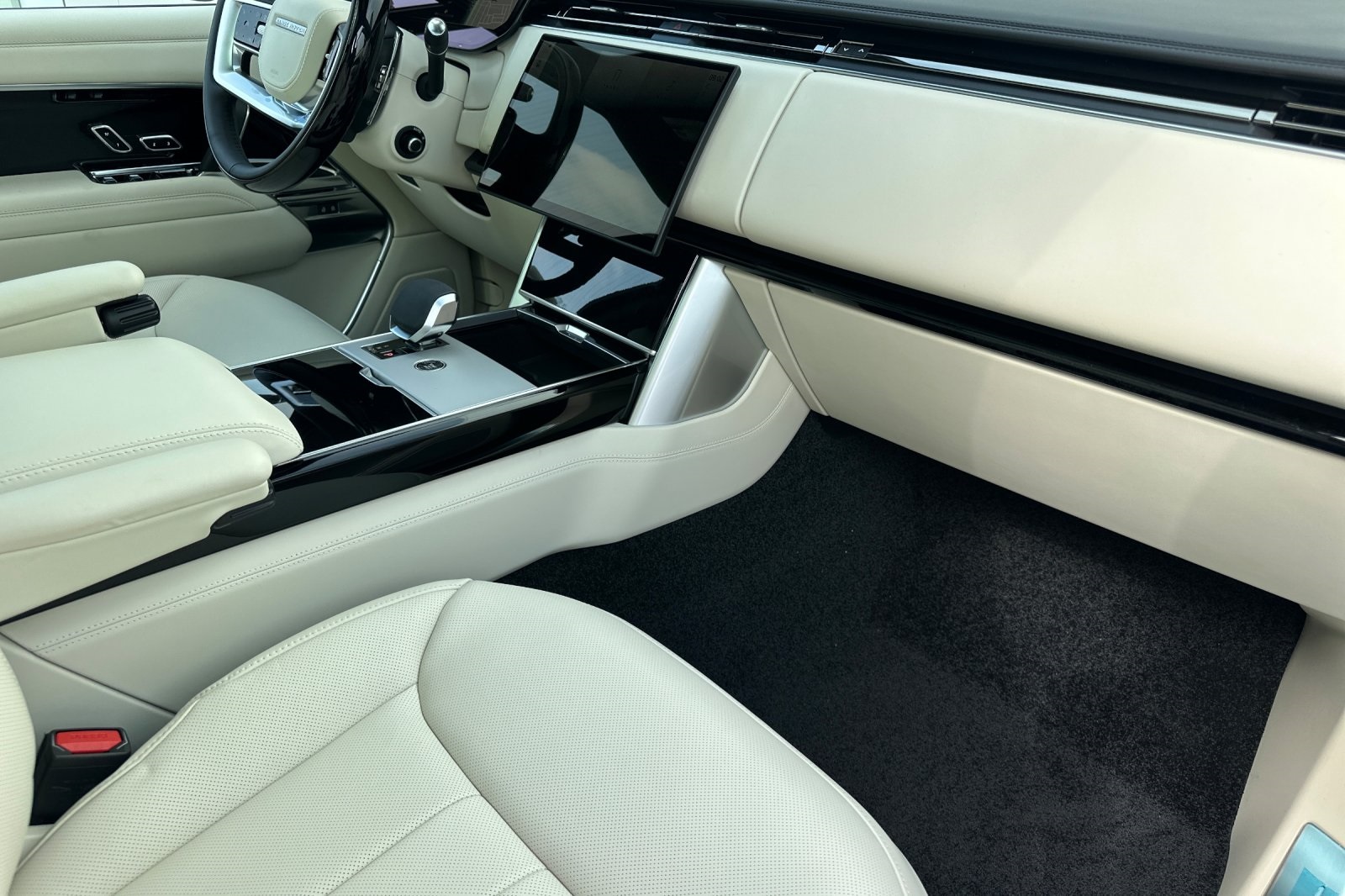 2025 Land Rover Range Rover SE photo 17