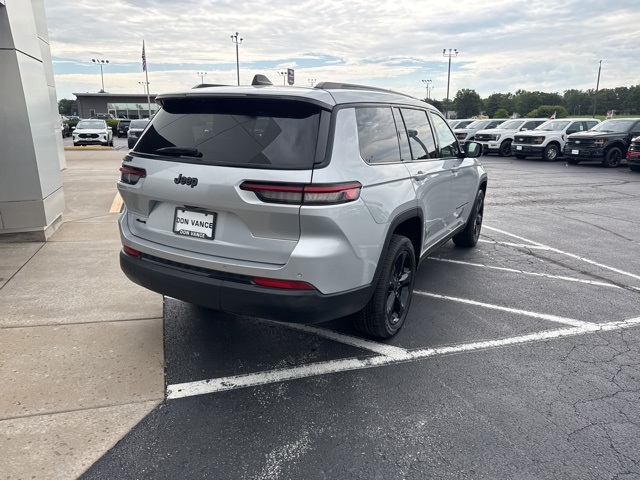 2023 Jeep Grand Cherokee Altitude photo 3