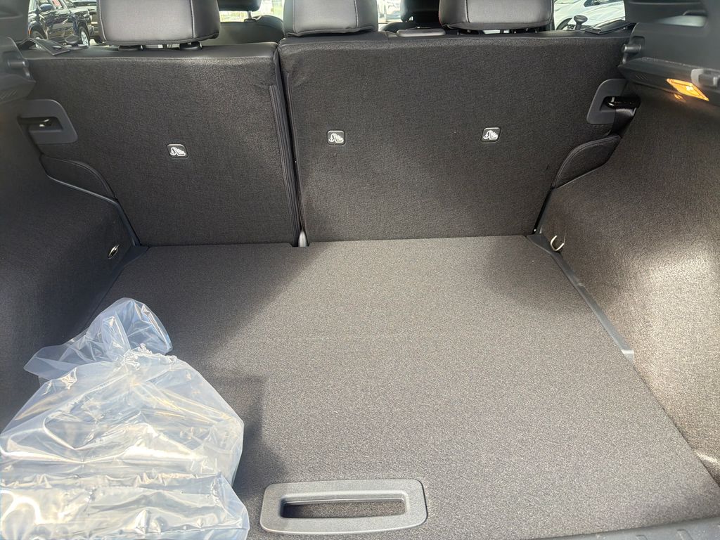 2026 Nissan Kicks SR photo 3