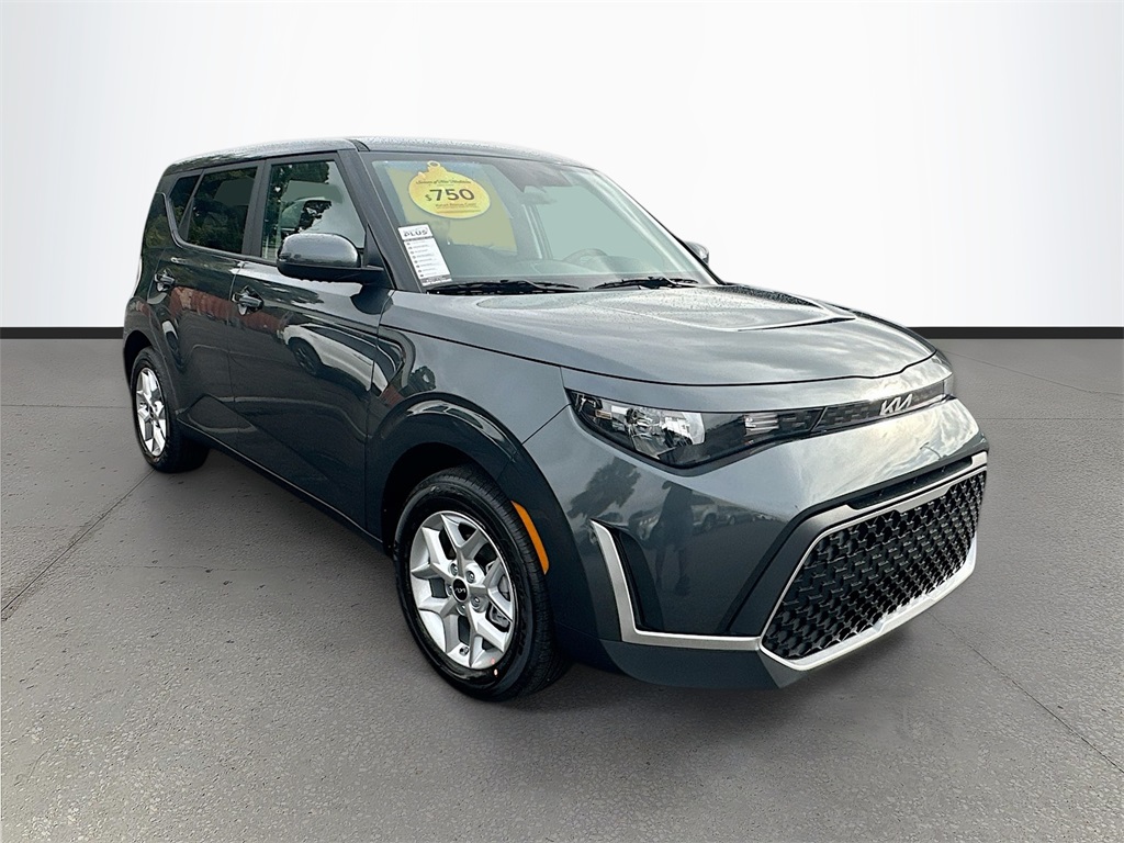 2025 Kia Soul LX's photo