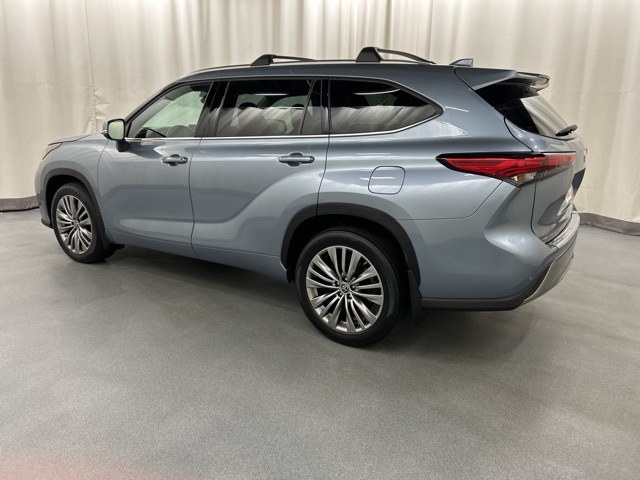 2022 Toyota Highlander Platinum photo 3