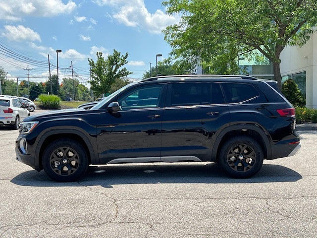 2025 Volkswagen Atlas Peak Edition SE photo 3