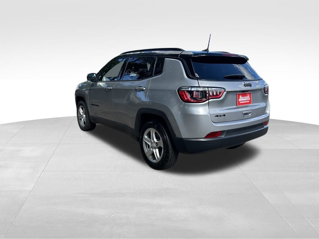 2024 Jeep Compass Latitude photo 2