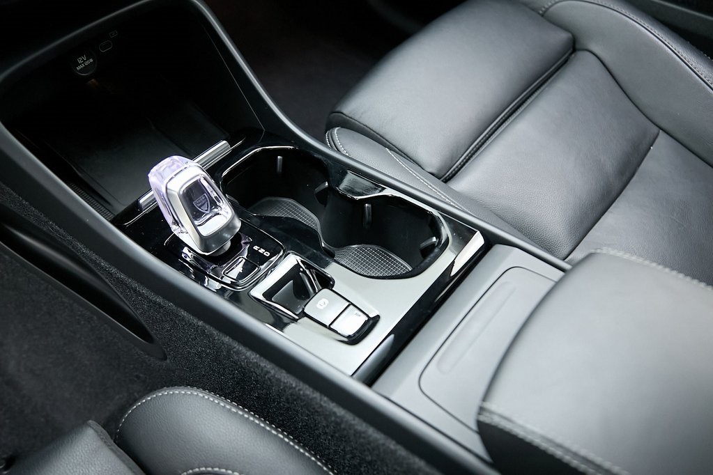 2024 VOLVO XC40 - Image 18