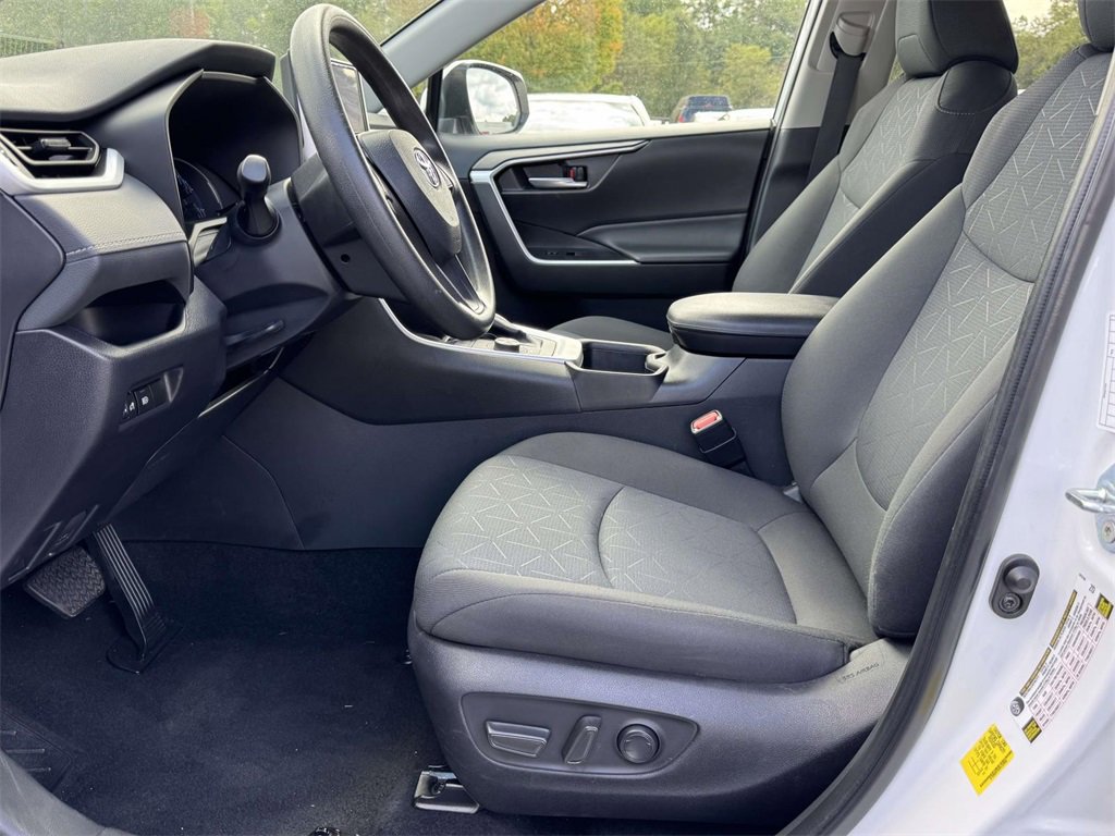 2024 Toyota RAV4 Hybrid XLE photo 16