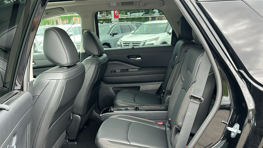 2025 Nissan Pathfinder SL photo 25