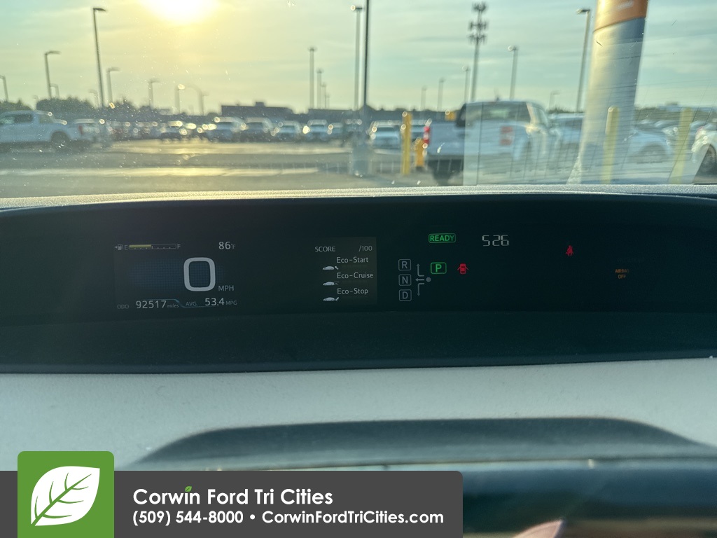 2016 Toyota Prius Four photo 3