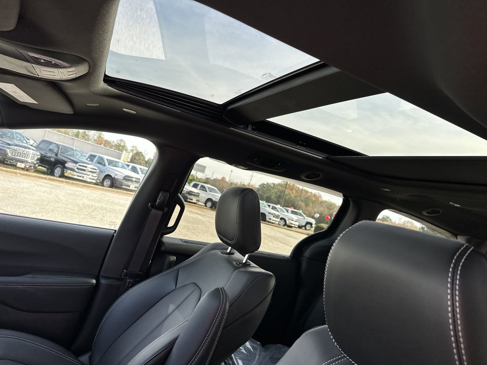 2025 Chrysler Pacifica photo 30