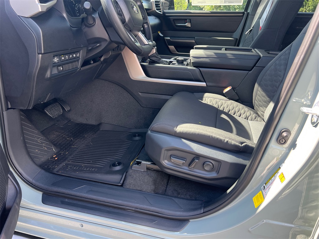 2025 Toyota Tundra SR5 CrewMax photo 9