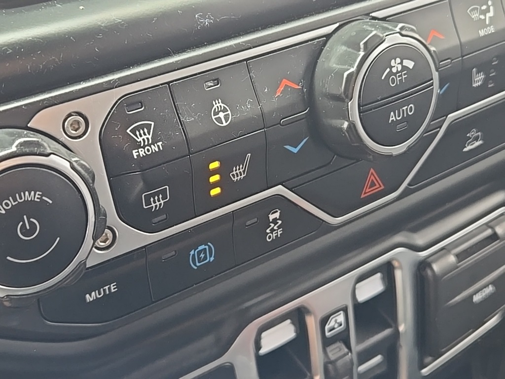 2023 Jeep Wrangler Sahara 4xe photo 25