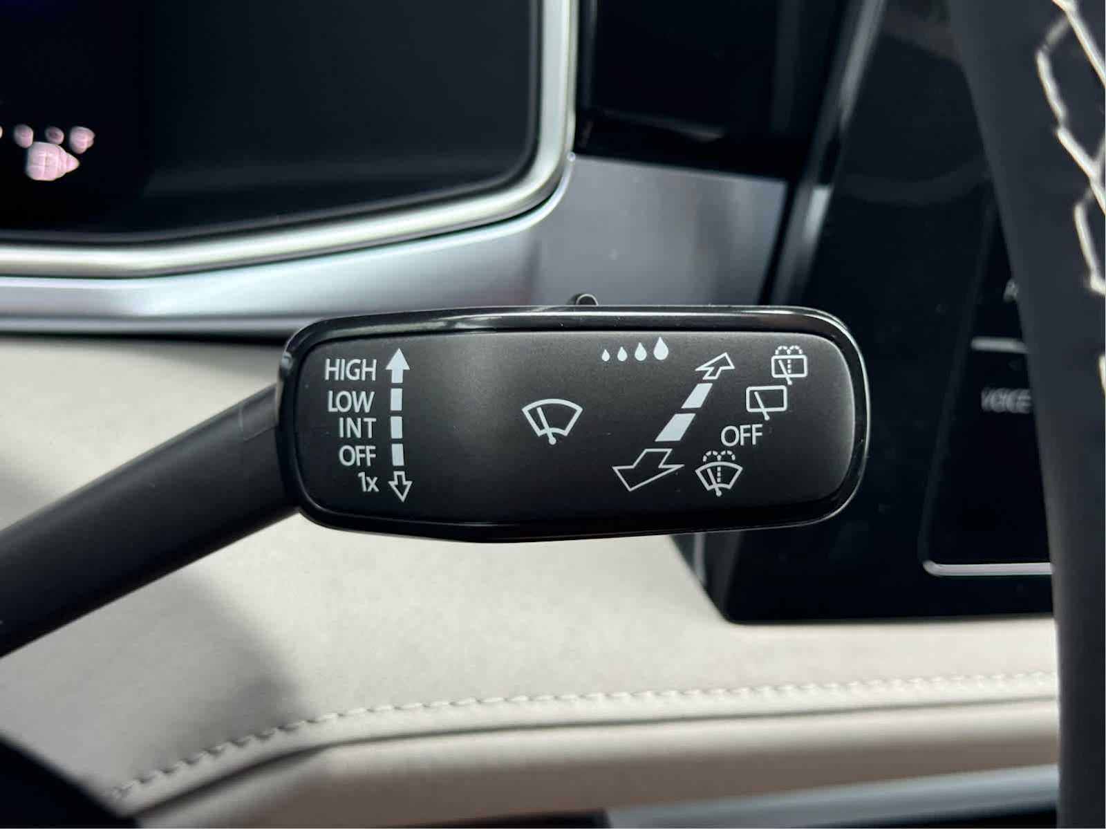 2025 Volkswagen Taos SE photo 15