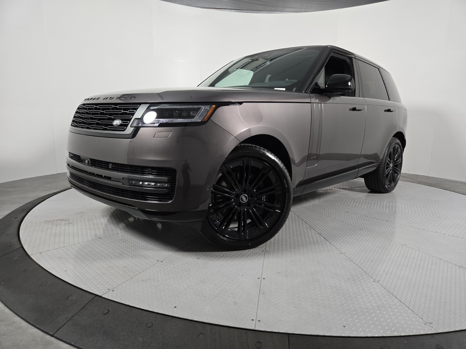 2025 Land Rover Range Rover SE's photo