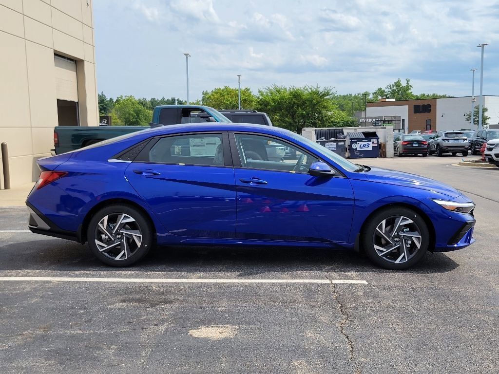2024 Hyundai Elantra Limited photo 8
