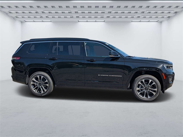 2025 Jeep Grand Cherokee Overland photo 2