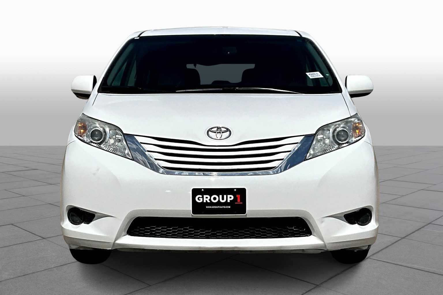 2017 Toyota Sienna LE photo 3