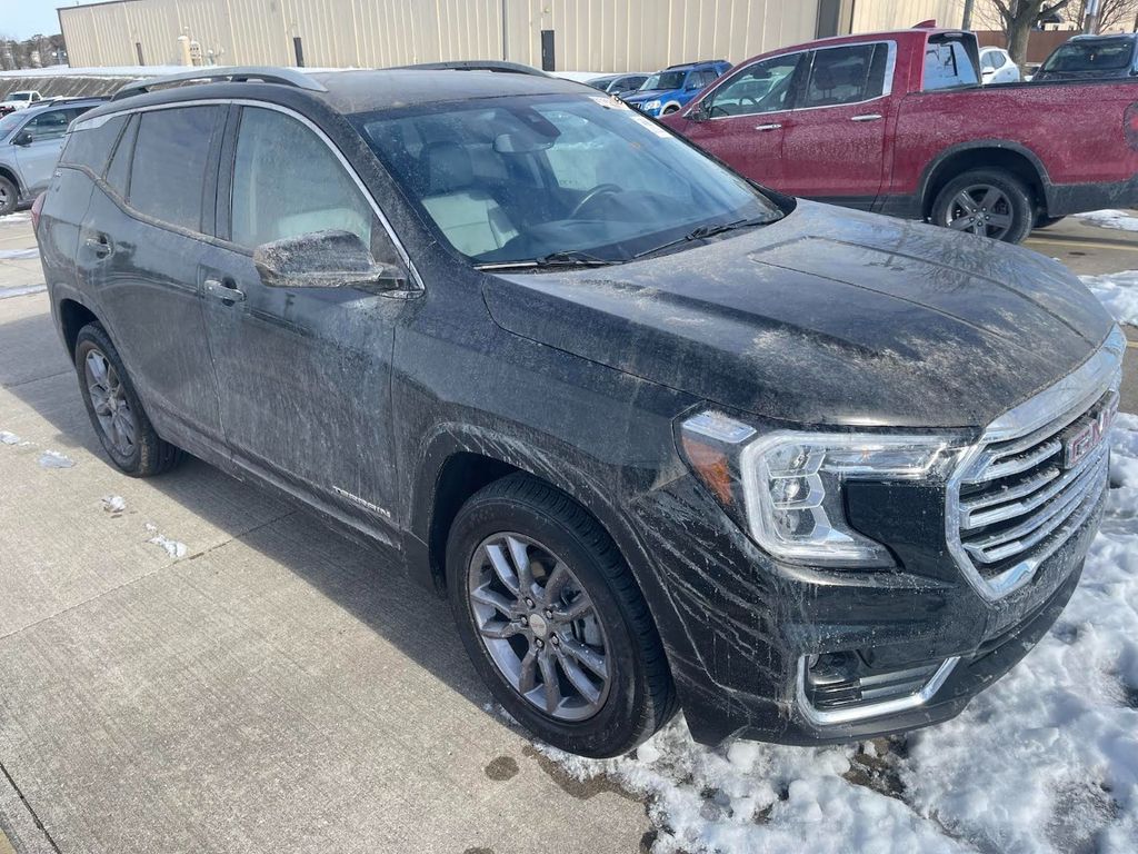 2024 GMC Terrain SLT's photo