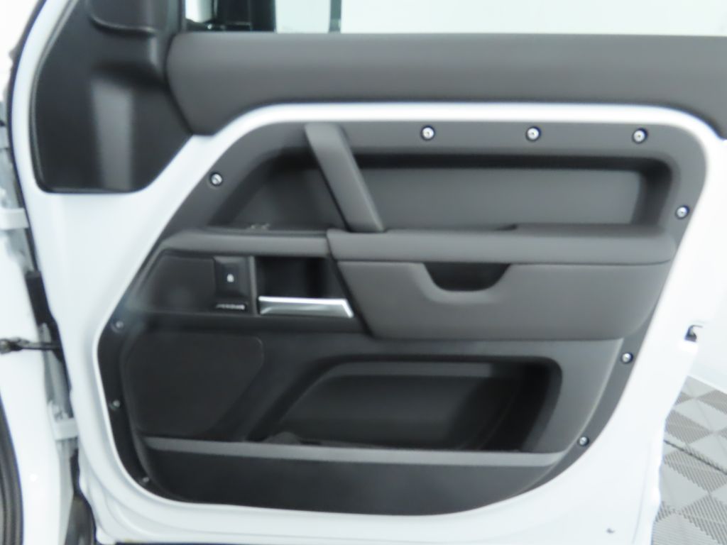 2025 Land Rover Defender 110 S photo 21