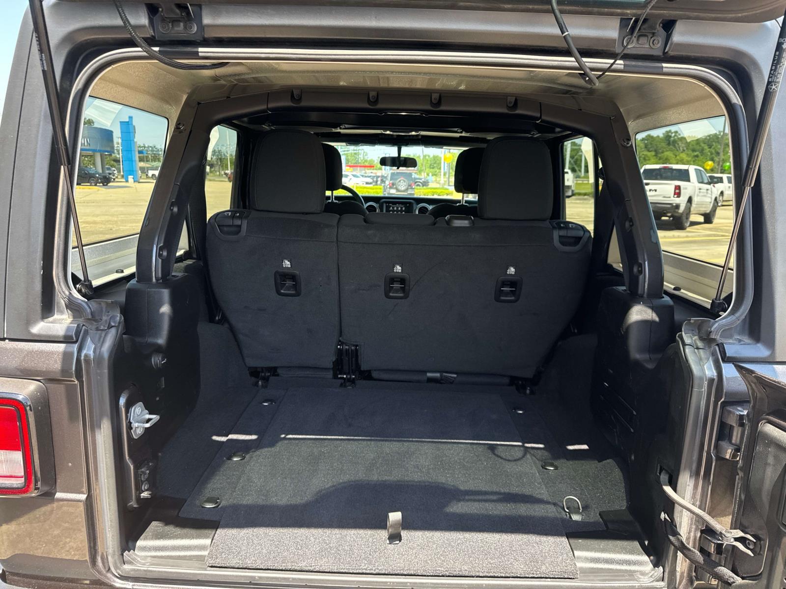 2020 Jeep Wrangler Unlimited Sahara photo 8