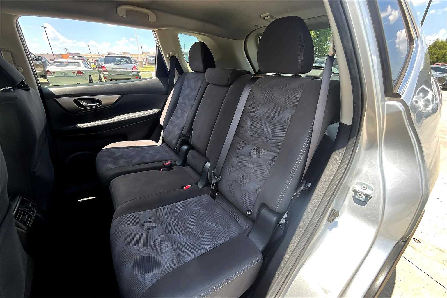 2016 Nissan Rogue SV photo 19