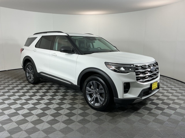 2025 Ford Explorer photo 2