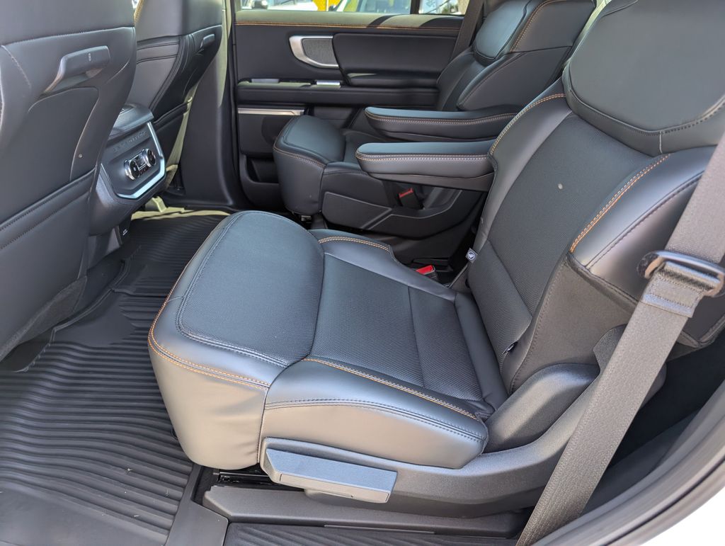 2025 Ford Expedition photo 4