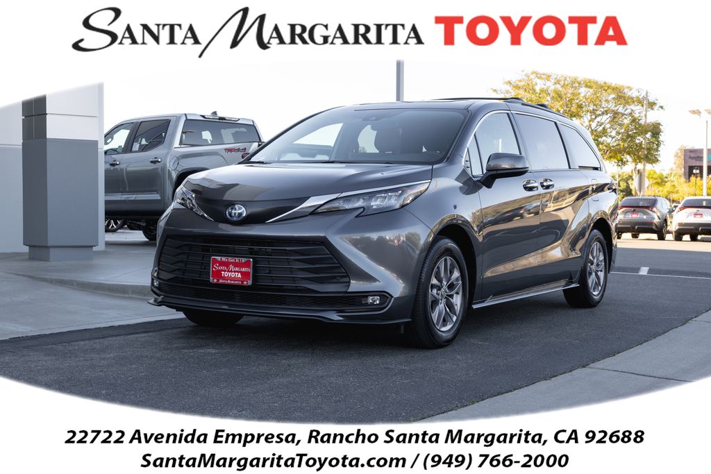 2025 Toyota Sienna XLE's photo