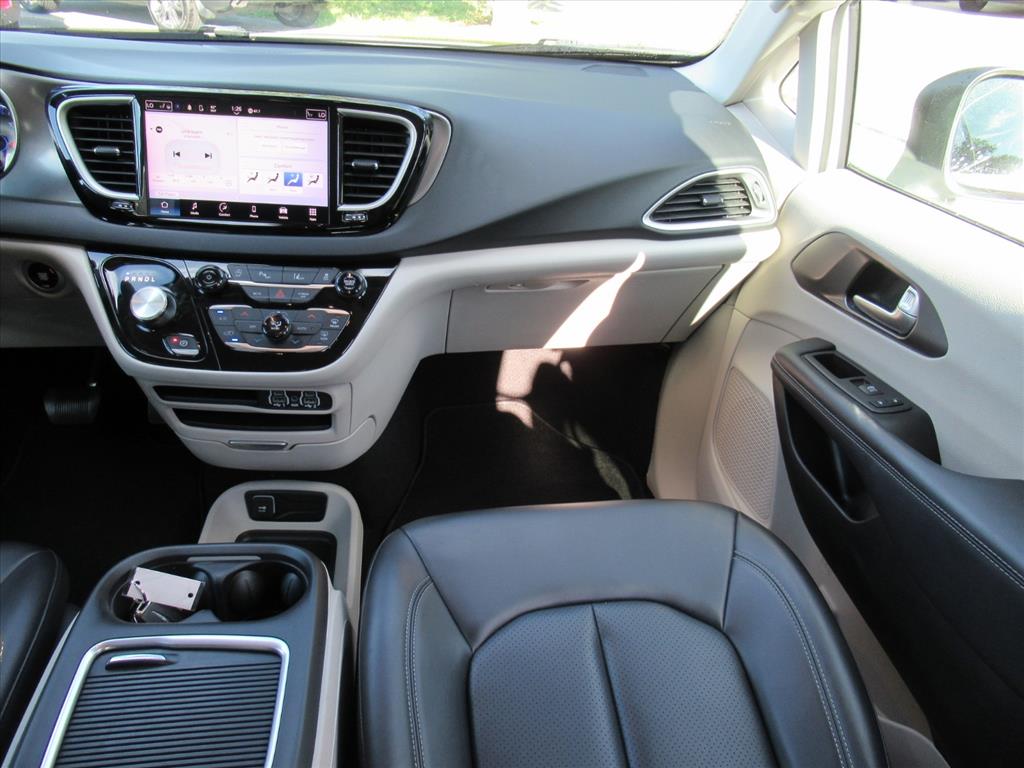2023 Chrysler Pacifica Touring L photo 13