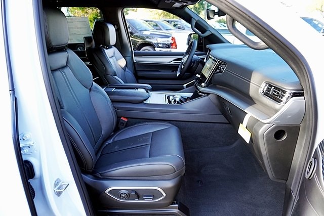 New 2025 Bright White Clear-Coat Exterior Paint Jeep Series II image 15