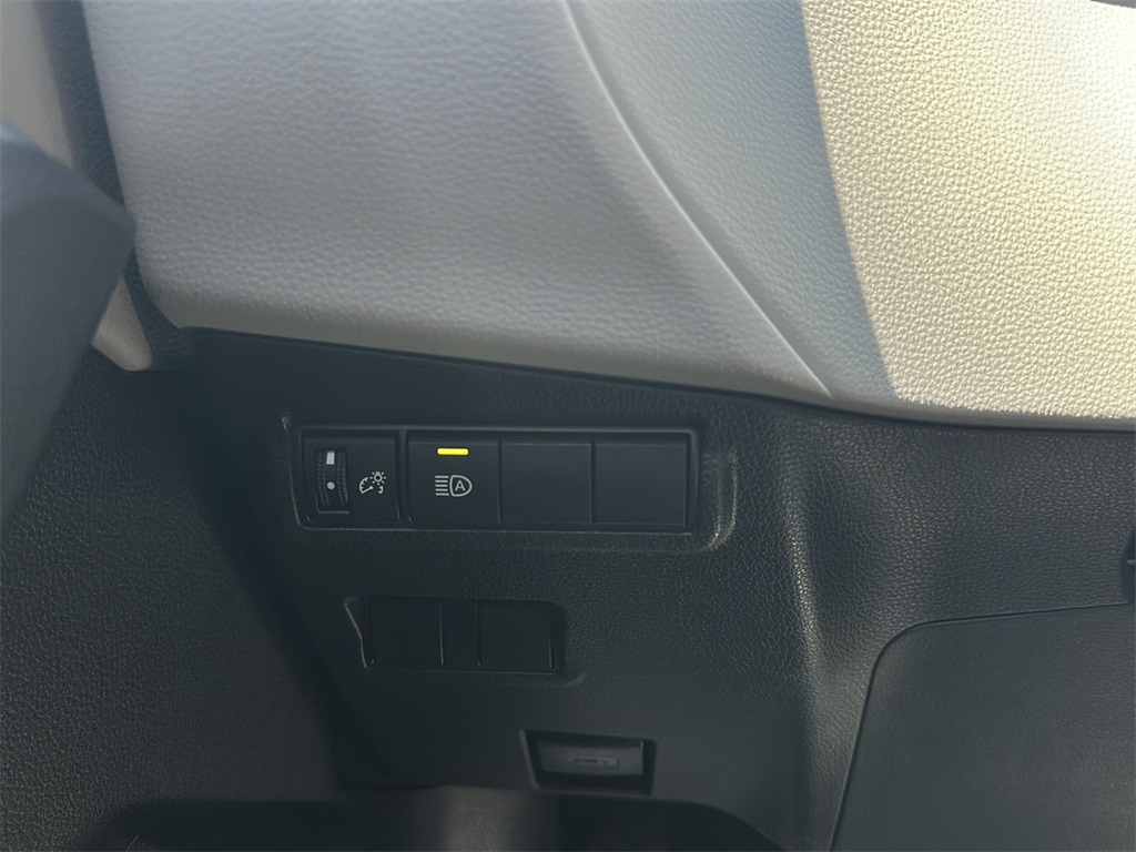 2022 Toyota Corolla Cross LE photo 18
