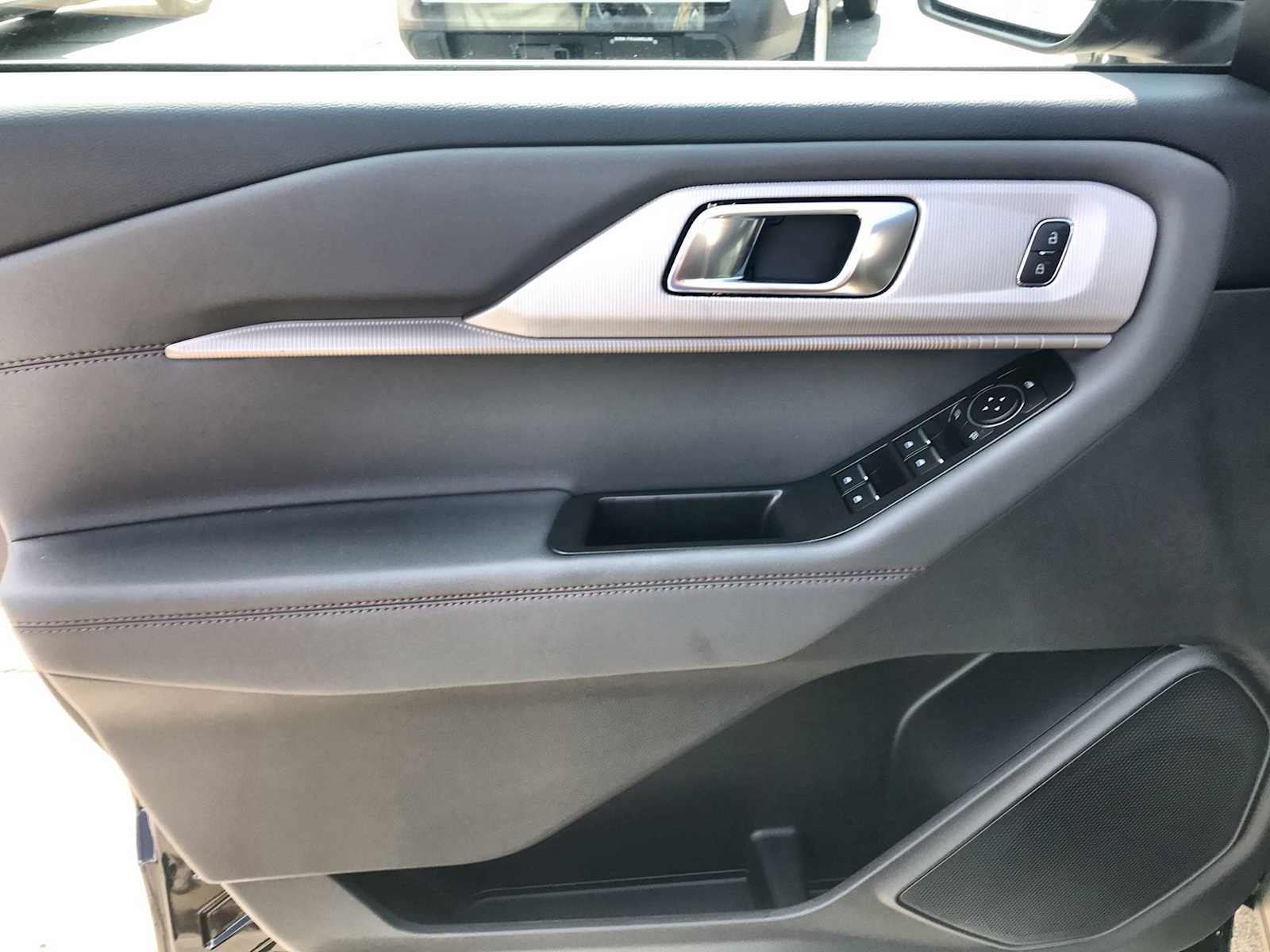 2025 Ford Explorer photo 12