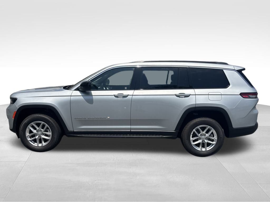 2025 Jeep Grand Cherokee Laredo X photo 2
