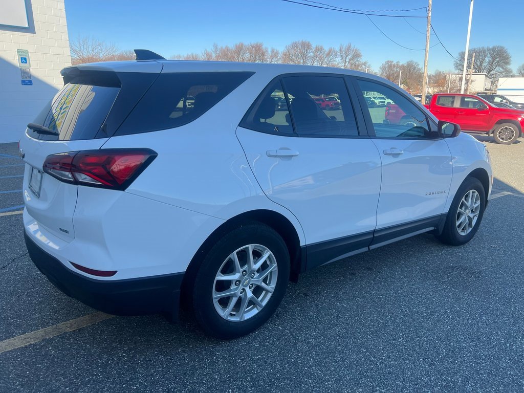 2022 Chevrolet Equinox LS photo 3
