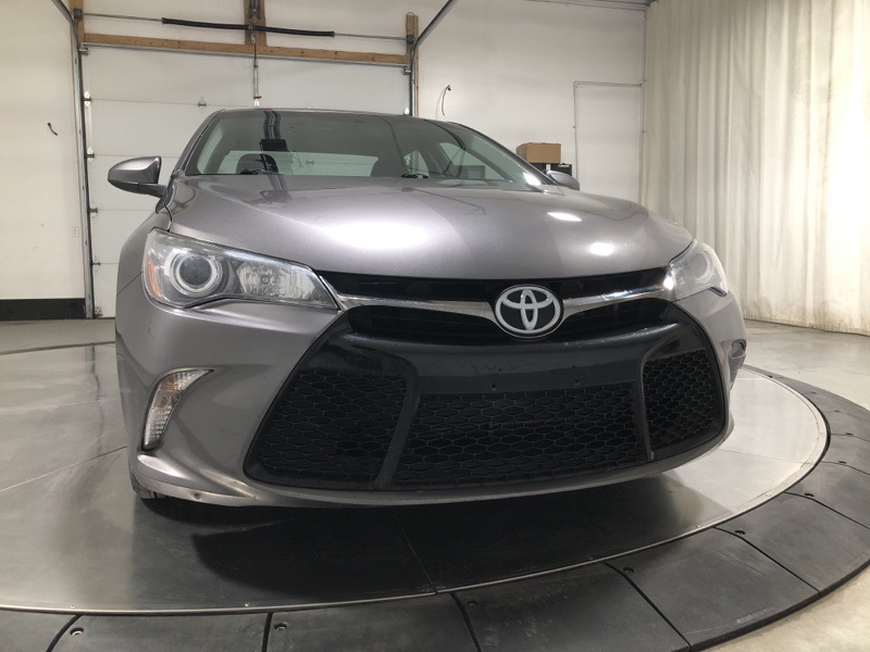 2017 Toyota Camry SE photo 2