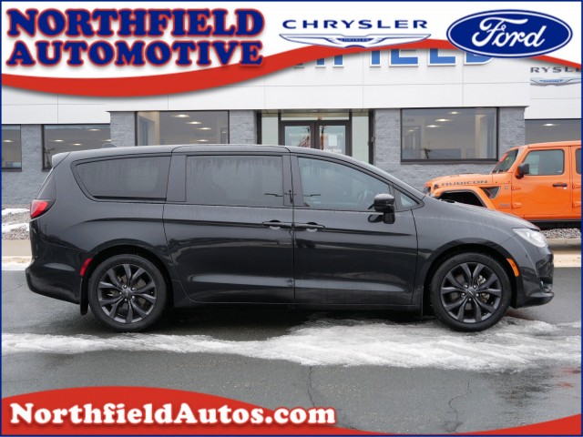 2018 Chrysler Pacifica Touring Plus's photo