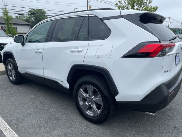 2022 Toyota RAV4 Hybrid XLE photo 3
