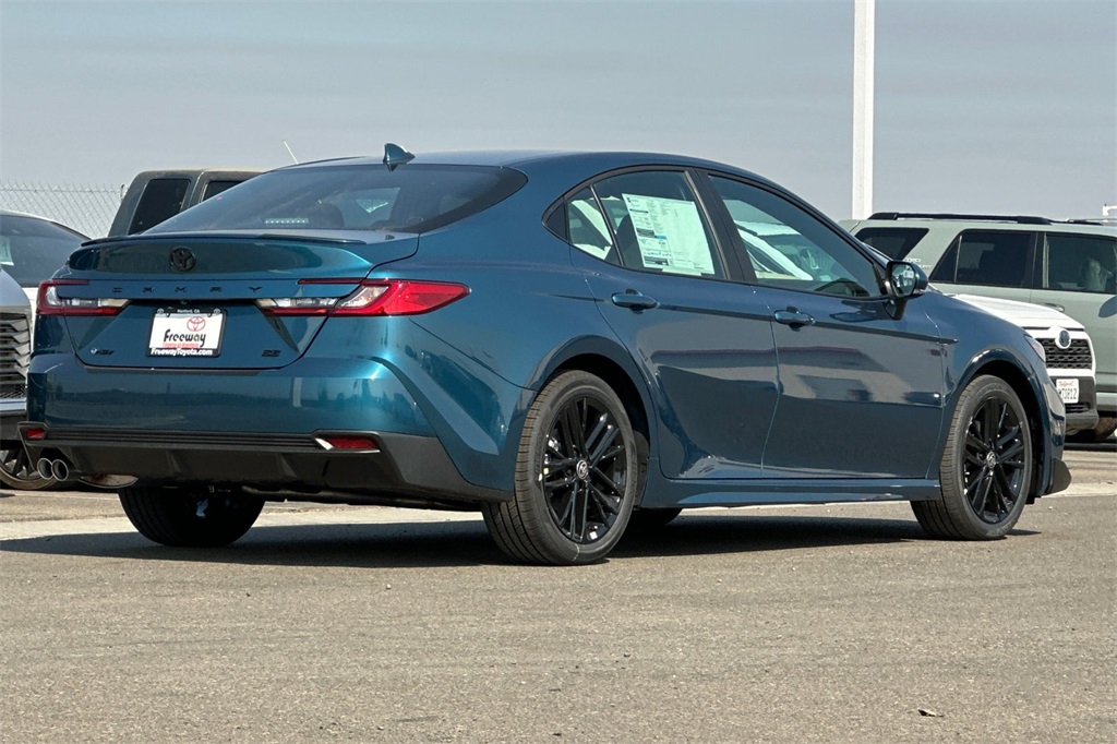 2025 Toyota Camry SE photo 4