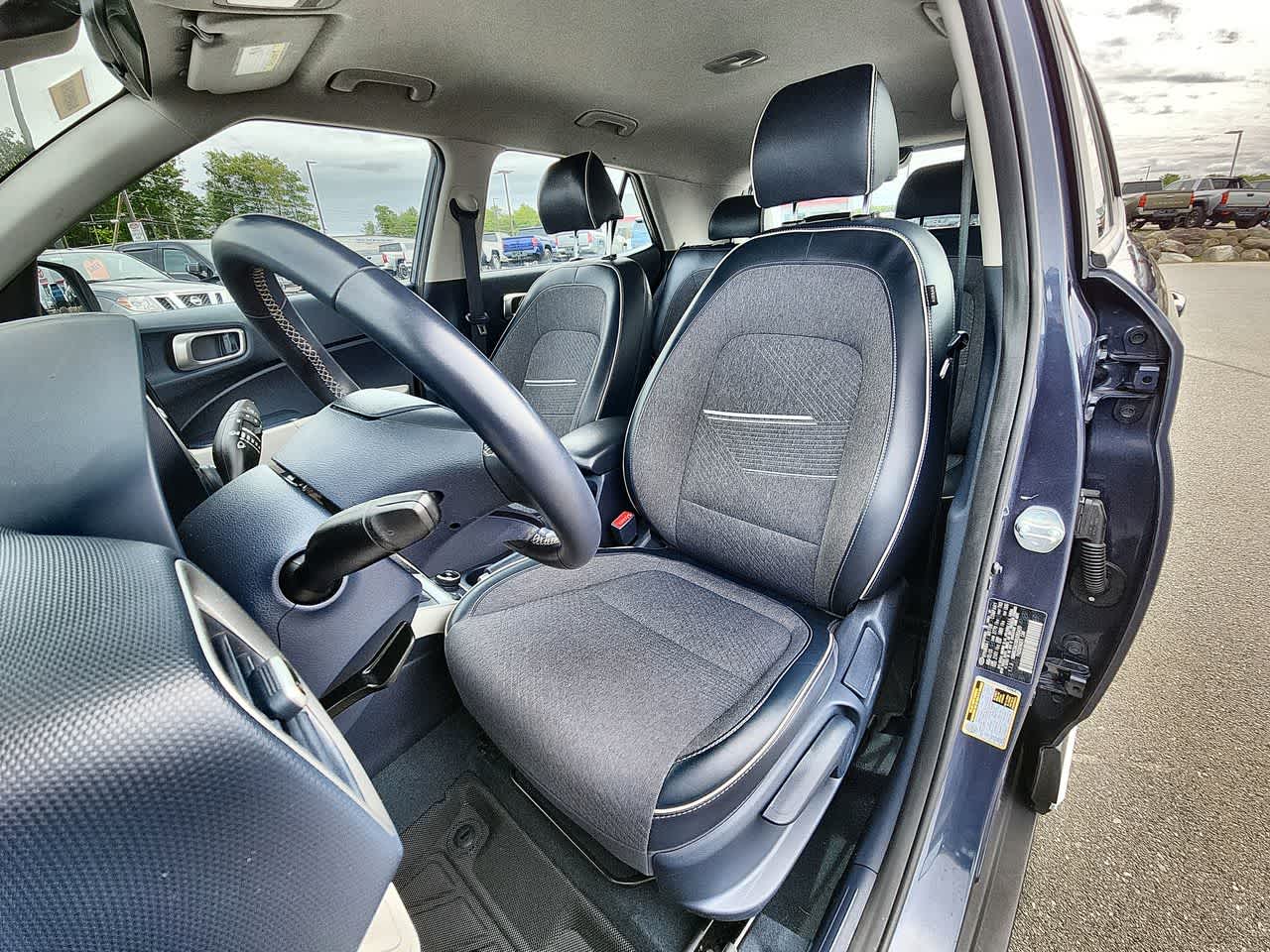 2024 Hyundai Venue Limited photo 3