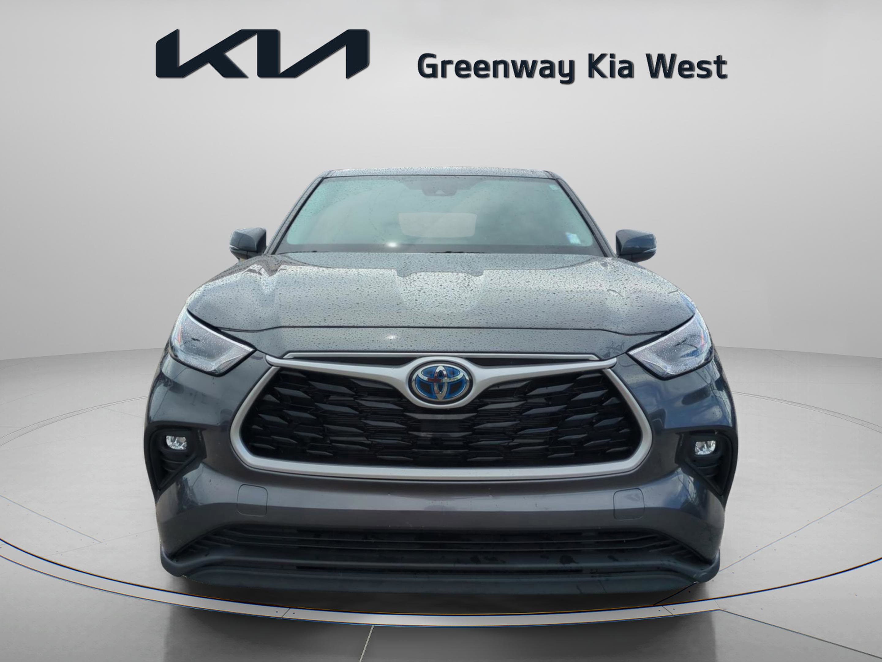 2023 Toyota Highlander LE photo 3