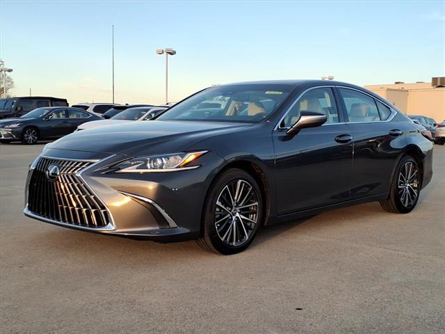 2025 Lexus ES Hybrid 300h's photo