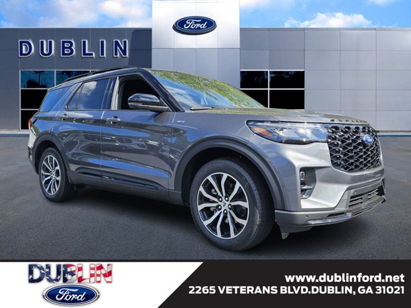 2025 Ford Explorer ST-LINE's photo