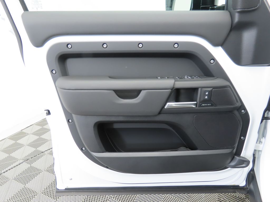 2025 Land Rover Defender 110 S photo 22