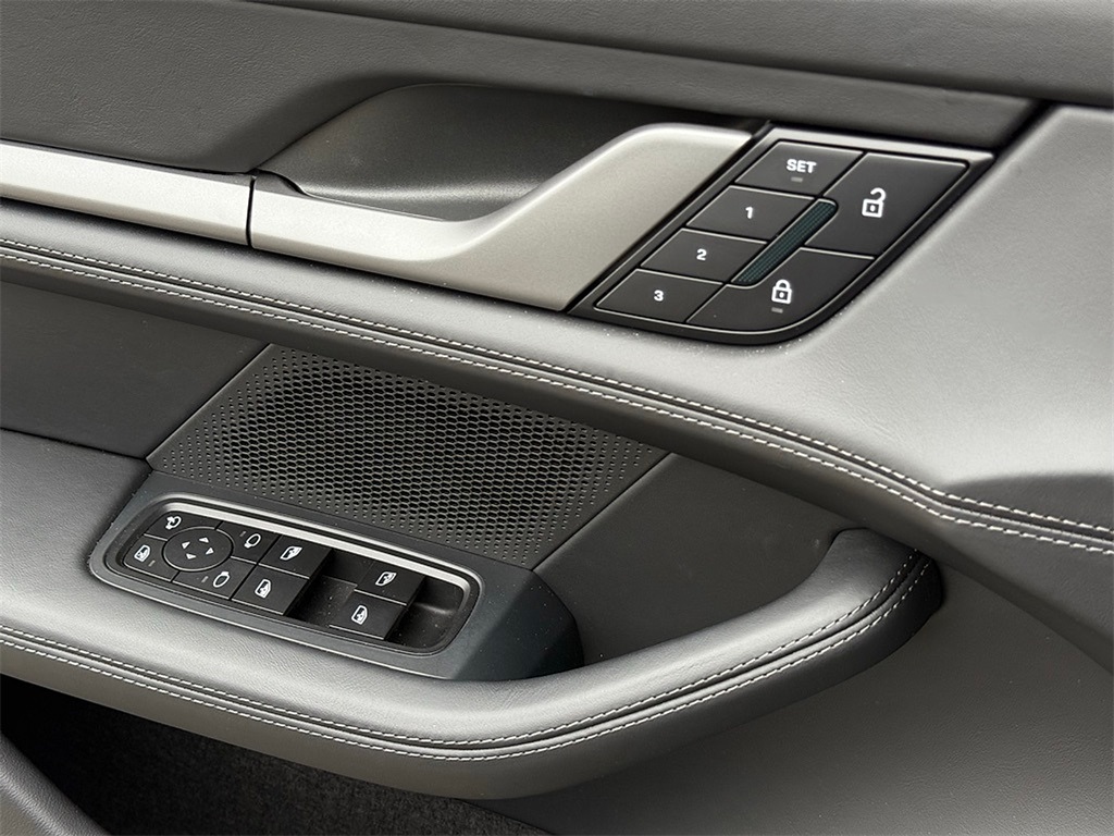 2025 Porsche Taycan 4S photo 26
